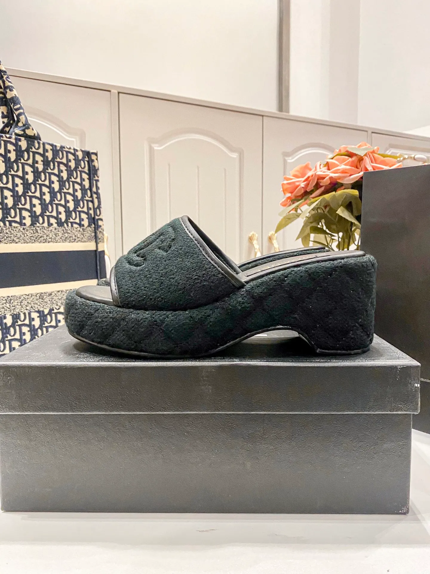 👟👟Ex-factory price 460👟👟Chanel 25C new early spring thick-soled slippers!  Top version! Early release. Thick sole design. 5cm heel height. Makes your legs longer in seconds. Original custom linen for the upper. Sheepskin for foot pads. Original genuine leather outsole. Size: 34-41. Customized. Non-returnable and non-exchangeable.